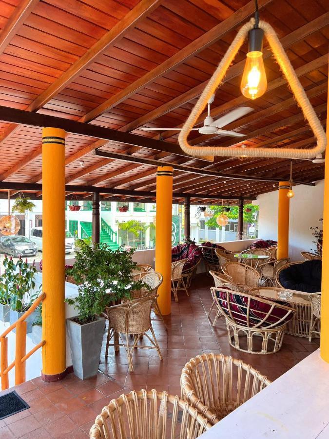 Hummus Hostel Хіккадува Екстер'єр фото