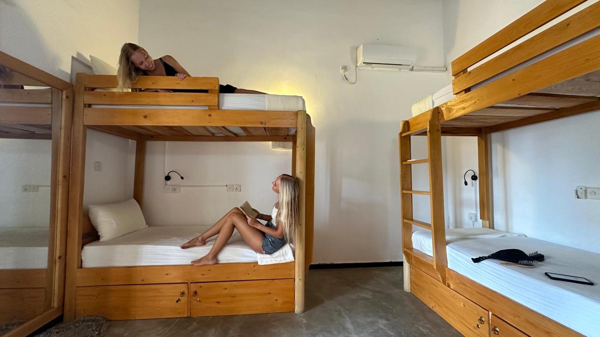 Hummus Hostel Хіккадува Екстер'єр фото
